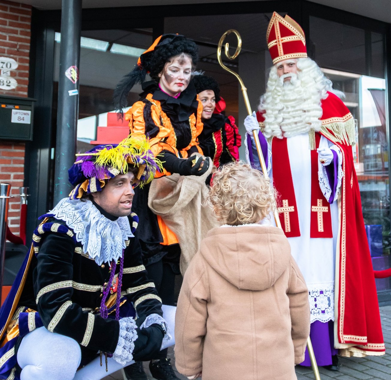 Kinderen op bezoek in het Sinterklaashuis op het Overwinningspelin foto 2 Roelof Sietsema